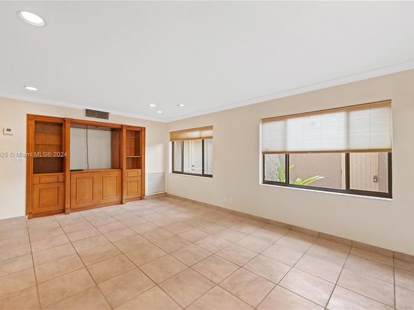 1709 Saint Andrews Rd, Hollywood FL 33021