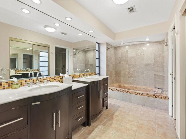 1709 Saint Andrews Rd, Hollywood FL 33021