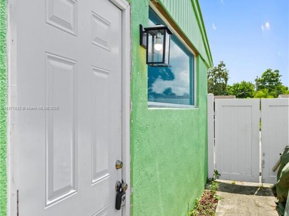 6611 Park St, Hollywood FL 33024