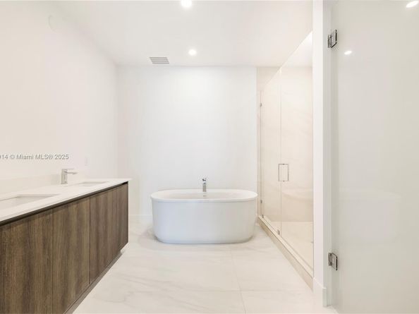17550 Collins 1604, Sunny Isles Beach FL 33160