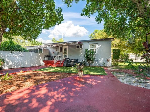 1590 NE 141st St, North Miami FL 33161