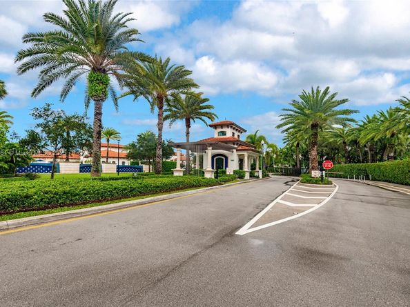 11816 SW 13th Ct, Pembroke Pines FL 33025