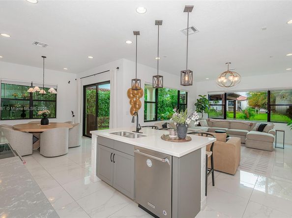 11816 SW 13th Ct, Pembroke Pines FL 33025