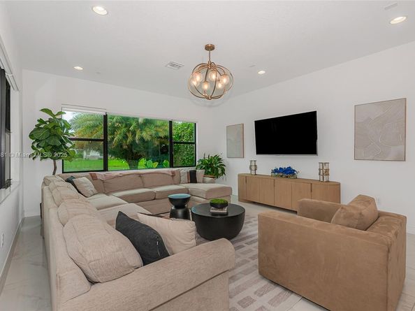 11816 SW 13th Ct, Pembroke Pines FL 33025