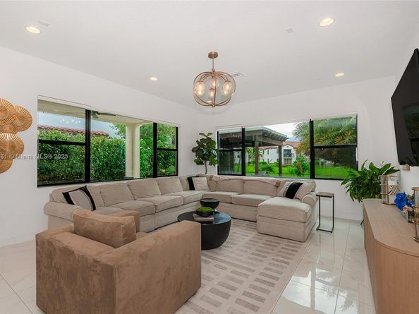 11816 SW 13th Ct, Pembroke Pines FL 33025