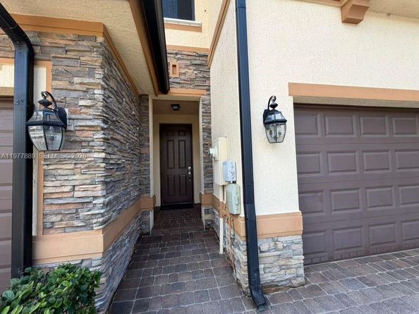 12350 S Village Cir, Davie FL 33325