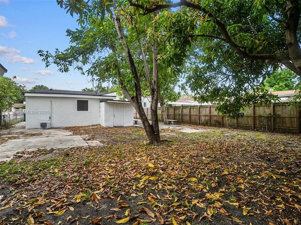 1426 NW 28th St, Miami FL 33142