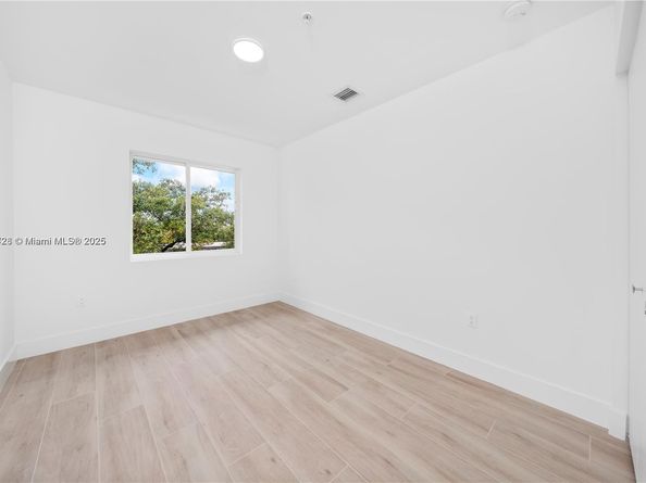 32 NW 14th Ave 103, Miami FL 33125