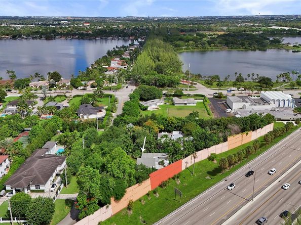 5785 SW 82nd Ave, Miami FL 33143