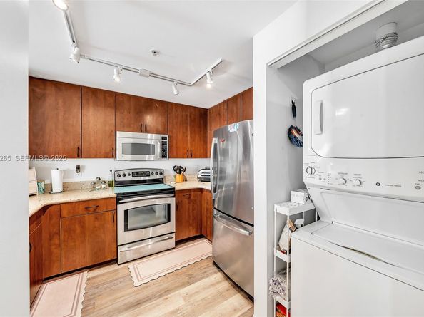 255 Evernia St 1421, West Palm Beach FL 33401