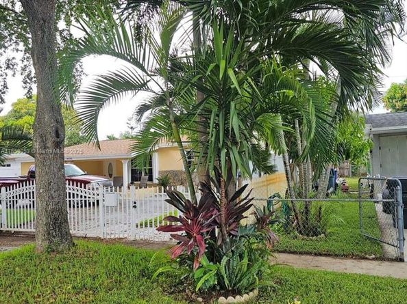 6521 Moseley St, Hollywood FL 33024