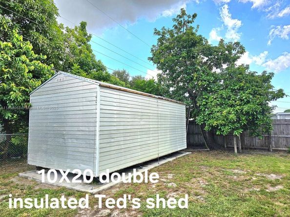 6521 Moseley St, Hollywood FL 33024