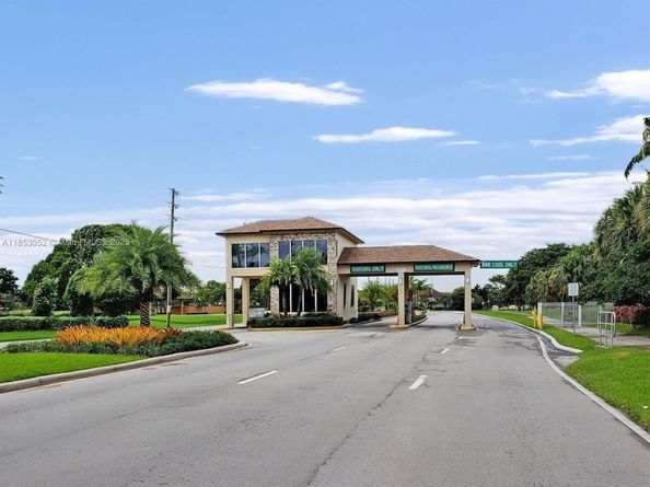 550 SW 137th Ave 104L, Pembroke Pines FL 33027