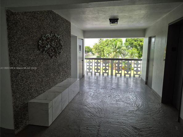 1201 Hillcrest Ct 302, Hollywood FL 33021