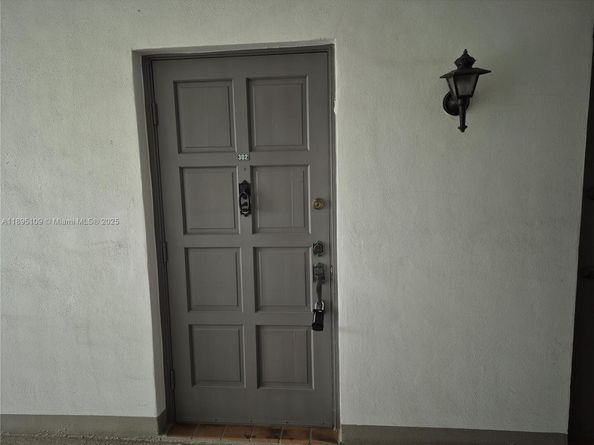 1201 Hillcrest Ct 302, Hollywood FL 33021