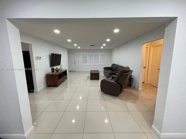 1411 NW 90th Dr, Plantation FL 33322