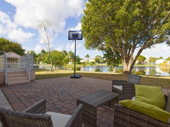 15343 NW 14th Rd, Pembroke Pines FL 33028