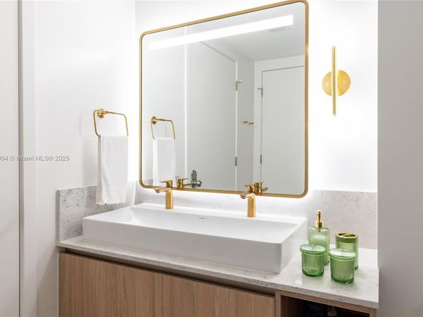 159 NE 6th St 3002, Miami FL 33132