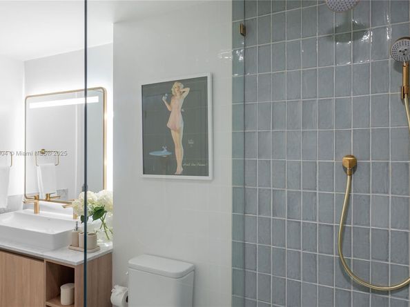 159 NE 6th St 3002, Miami FL 33132