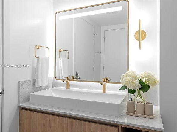 159 NE 6th St 3002, Miami FL 33132