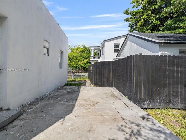 1601 NW 50th St, Miami FL 33142