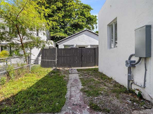 1601 NW 50th St, Miami FL 33142