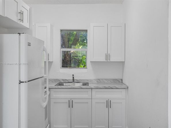 1601 NW 50th St, Miami FL 33142