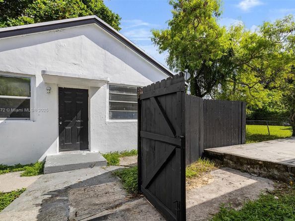 1601 NW 50th St, Miami FL 33142