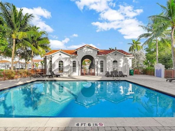 1041 NE 208th St, Miami FL 33179