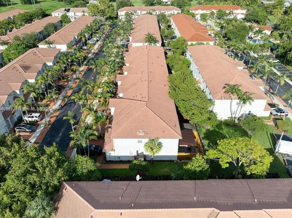 1041 NE 208th St, Miami FL 33179