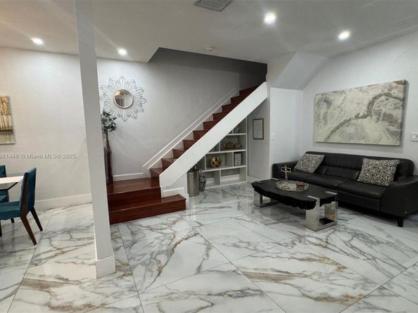 1041 NE 208th St, Miami FL 33179
