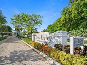 1041 NE 208th St, Miami FL 33179