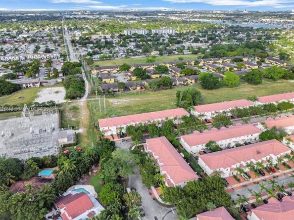 1041 NE 208th St, Miami FL 33179