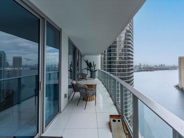 200 Biscayne Boulevard Way 3608, Miami FL 33131