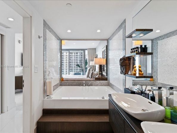 200 Biscayne Boulevard Way 3608, Miami FL 33131