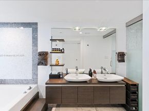200 Biscayne Boulevard Way 3608, Miami FL 33131