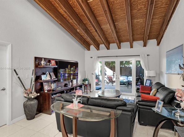 2340 Evergreen Ct, Pembroke Pines FL 33026