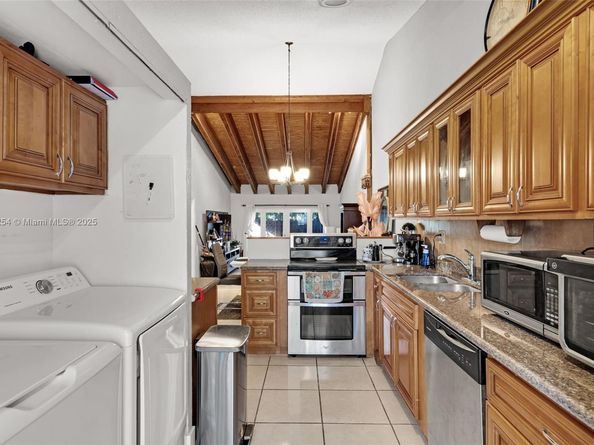 2340 Evergreen Ct, Pembroke Pines FL 33026