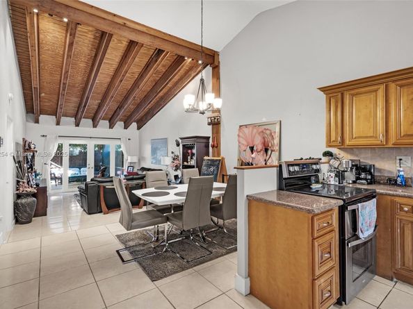 2340 Evergreen Ct, Pembroke Pines FL 33026