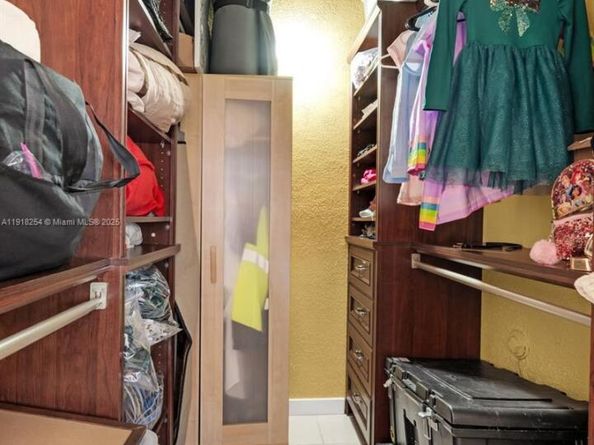 2340 Evergreen Ct, Pembroke Pines FL 33026