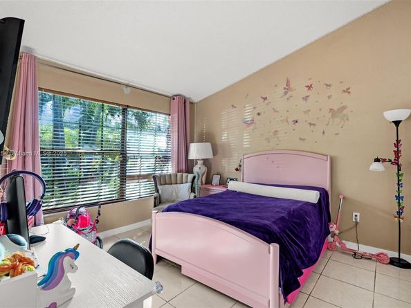 2340 Evergreen Ct, Pembroke Pines FL 33026