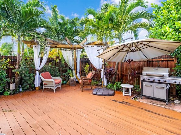 2340 Evergreen Ct, Pembroke Pines FL 33026