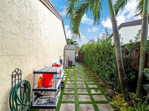 2340 Evergreen Ct, Pembroke Pines FL 33026