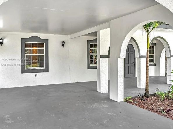 936 NE 132nd St, North Miami FL 33161