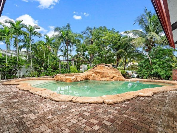 1101 NW 162nd Ave, Pembroke Pines FL 33028