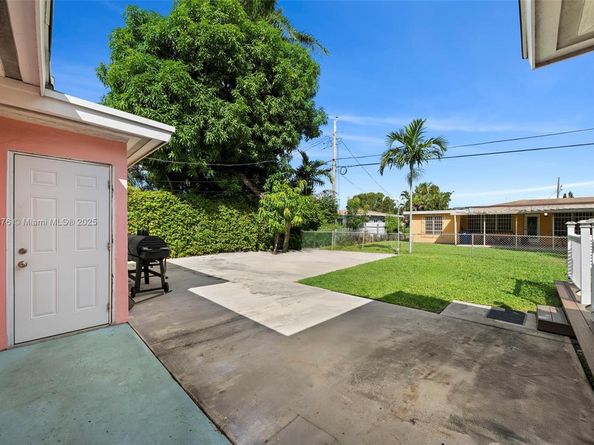 1271 NW 87th St, Miami FL 33147