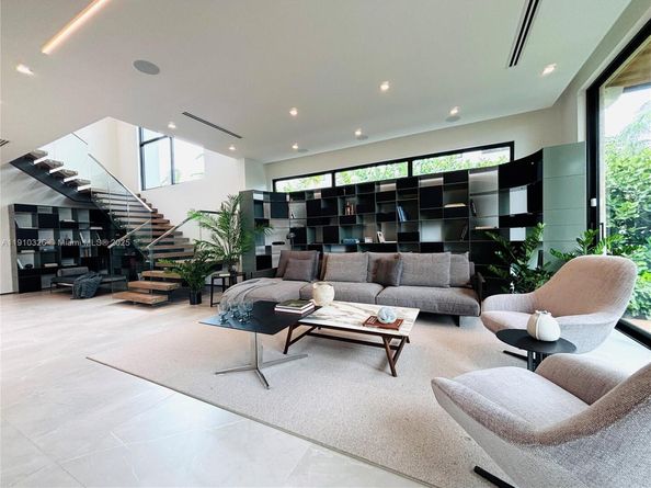 5825 Alton Rd, Miami Beach FL 33140