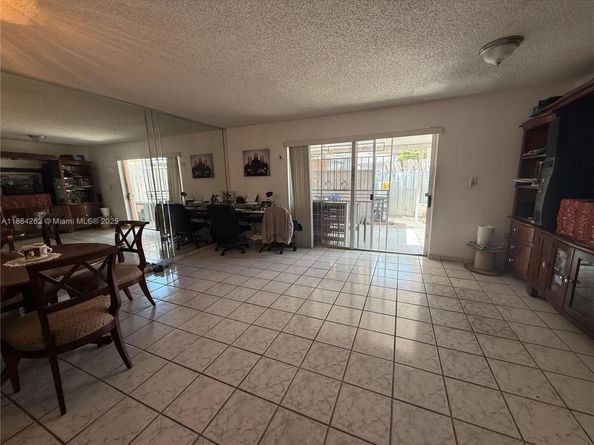 8079 NW 8th St 10, Miami FL 33126