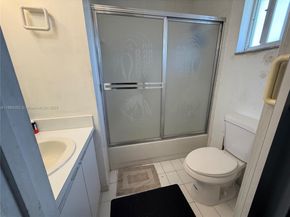 8079 NW 8th St 10, Miami FL 33126