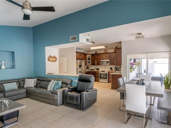 20251 NW 4th St, Pembroke Pines FL 33029